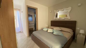 Camera con letto matrimoniale o 2 letti singoli, balcone | Culle/letti per bambini (gratuiti), Wi-Fi gratuito, lenzuola