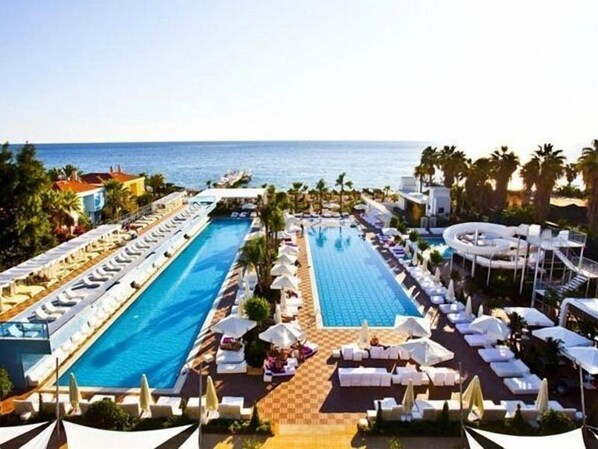 Una piscina cubierta, una piscina al aire libre