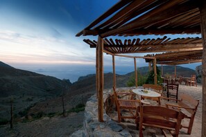 Se sirven desayunos, comidas, cenas y cocina local