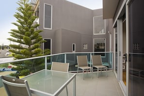 Deluxe Apartment (Number 4 - 1 Queen and 1 Tri-bunk) | Terrace/patio