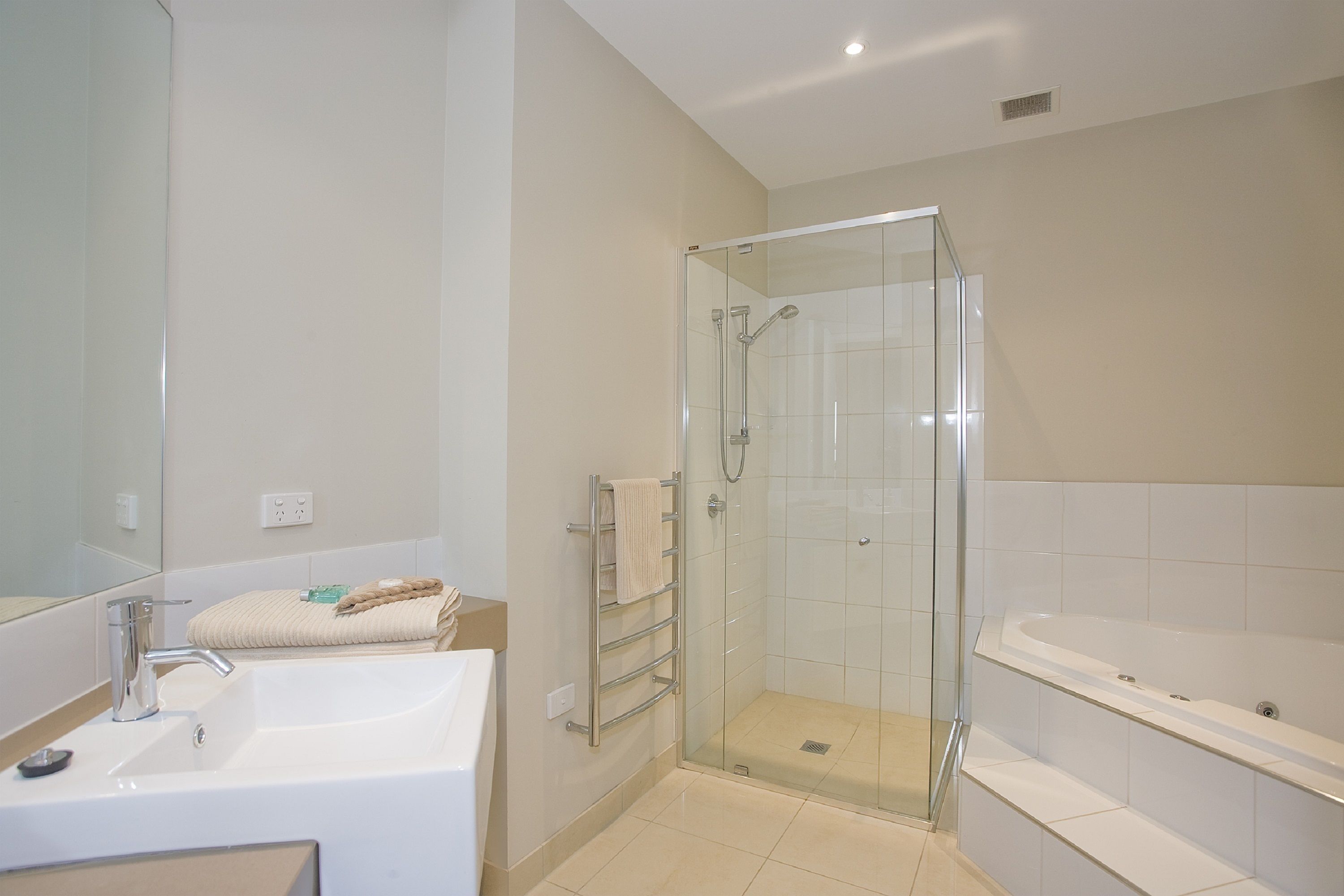 separate bathtub and shower, jetted bath, towels