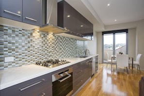 Deluxe Apartment (Number 4 - 1 Queen and 1 Tri-bunk) | Private kitchen