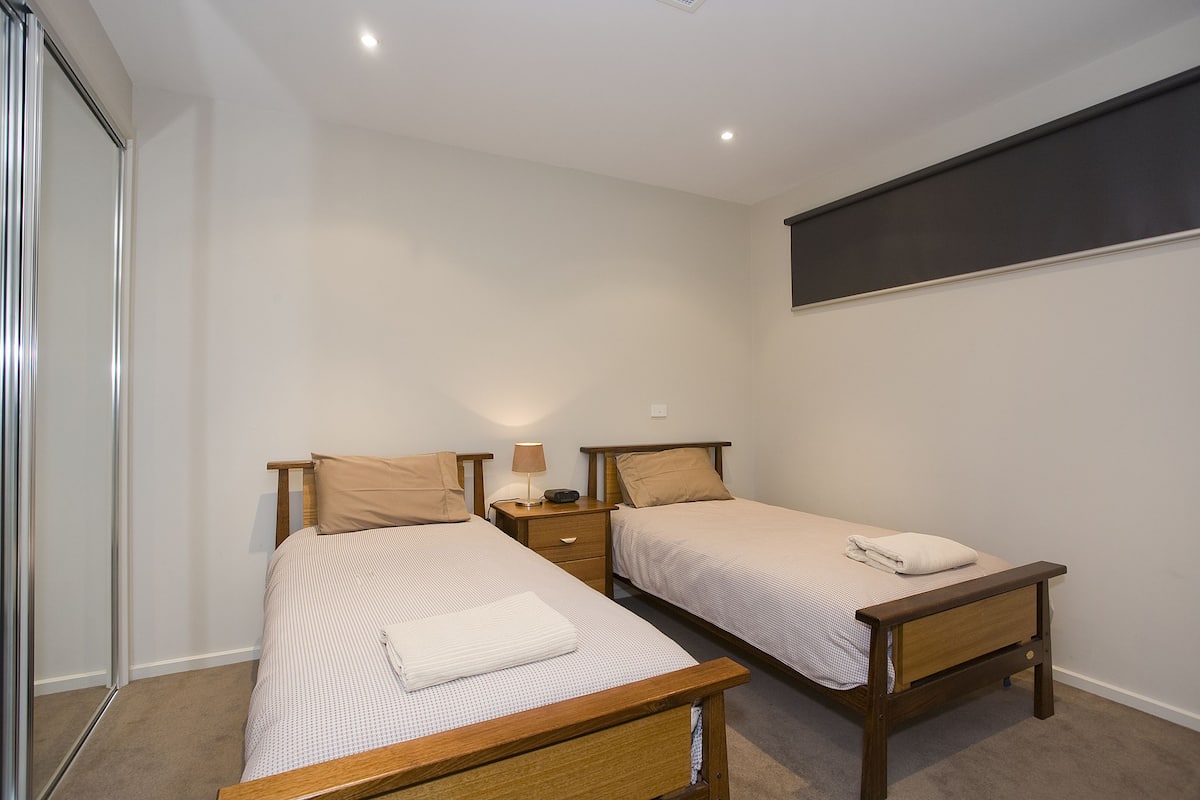 deluxe apartment (number 8) | iron/ironing board, free wifi, bed sheets