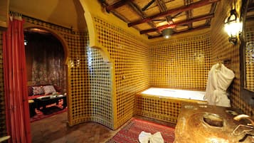 Duschwanne, kostenlose Toilettenartikel, Haartrockner, Handtücher