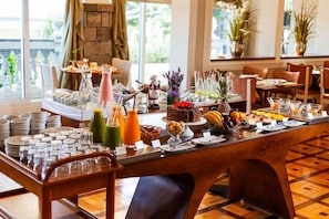 A breakfast buffet with various food items and beverages. - Hotel Casacurta (Garibaldi)