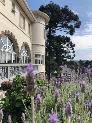 A building with a curved facade, large windows, and a balcony with a railing. - Hotel Casacurta (Garibaldi)