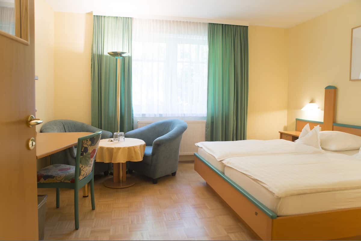 Ropa de cama de alta calidad y caja de seguridad en la habitación