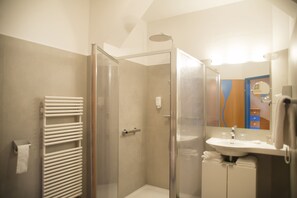 Comfort-dobbeltværelse - parkudsigt | Badeværelse | Gratis toiletartikler, hårtørrer, badekåber, håndklæder
