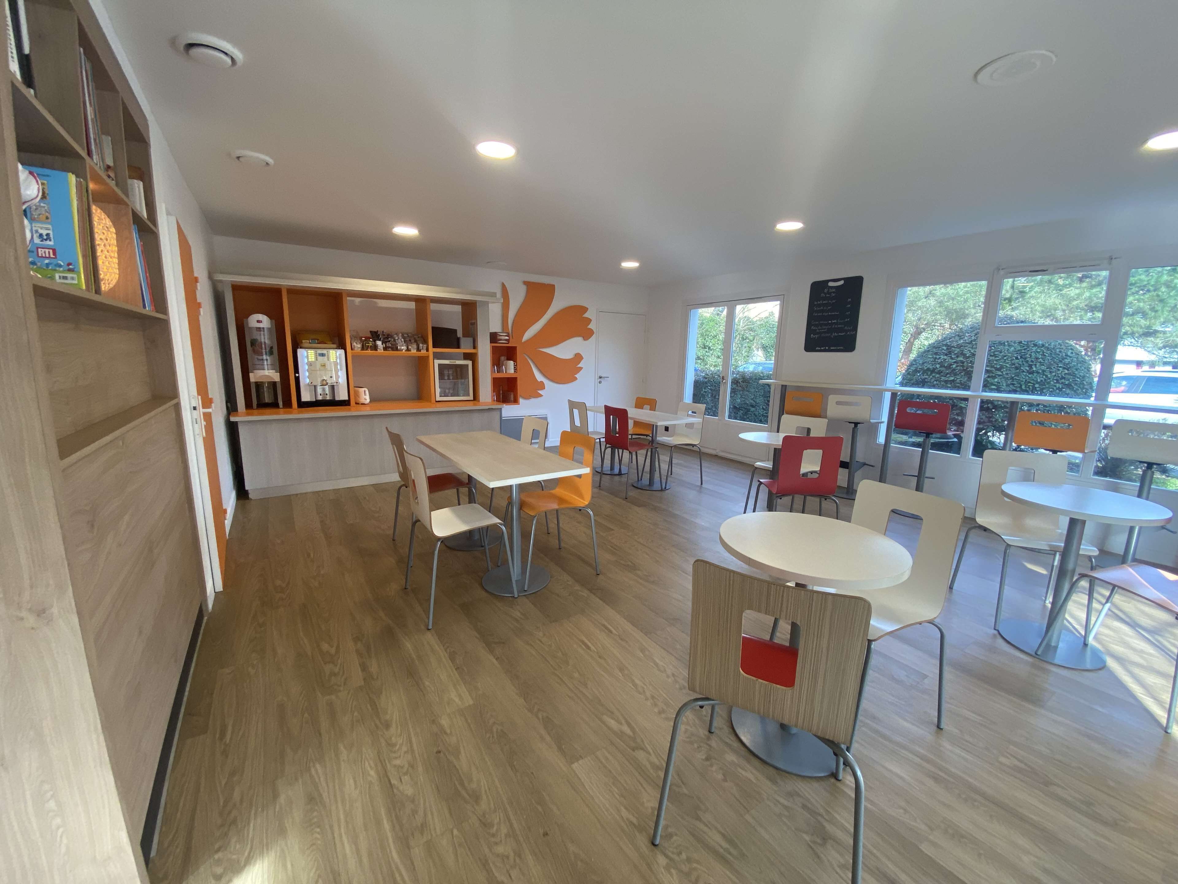 Daily buffet breakfast (EUR 7.5 per person)