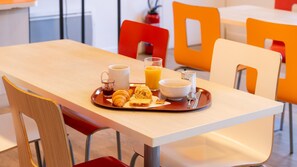 Tägliches Frühstücksbuffet gegen Gebühr
