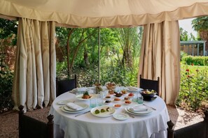 Outdoor dining - Terra Ababila (Marrakech)