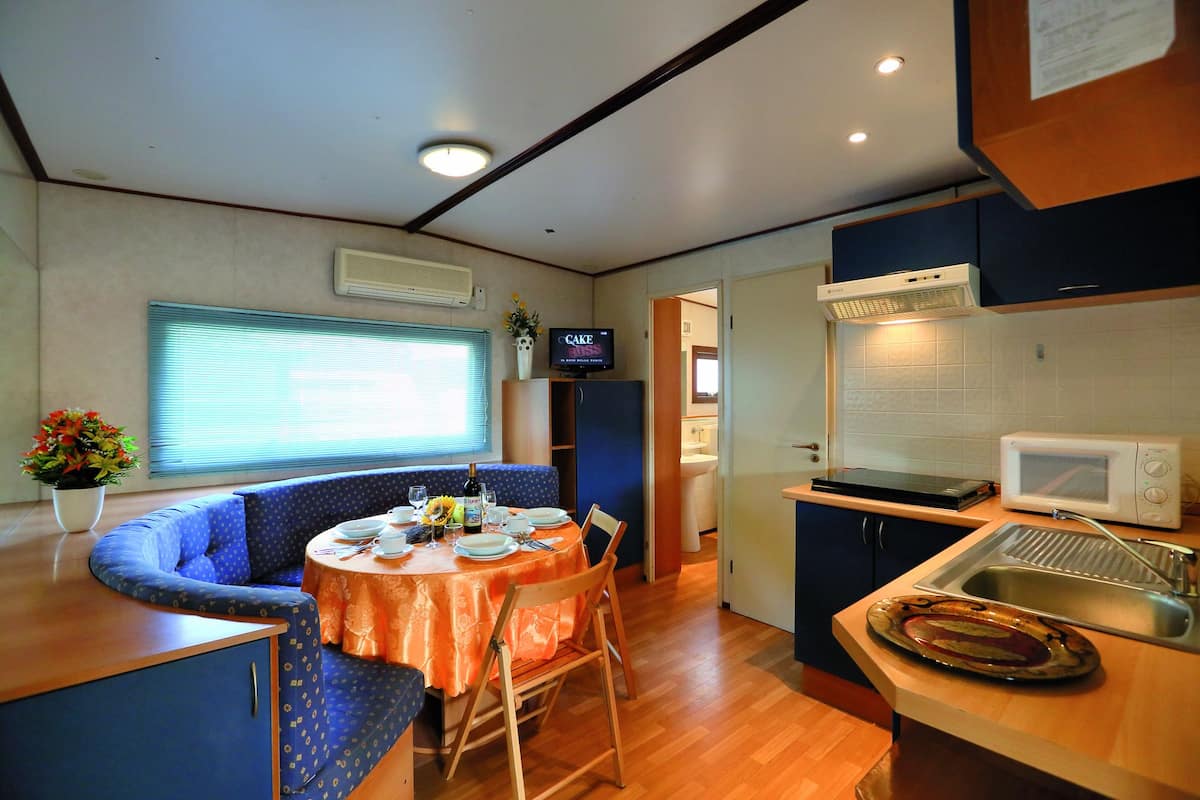 Maxi Caravan Luxury, Beach Service Included | Olohuone | Pöytätennispöytä