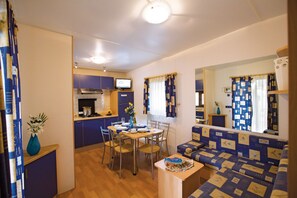 Maxi Caravan Magic, Beach Service Included | Área de sala de estar | Tenis de mesa 