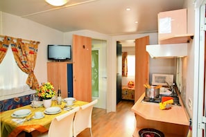 Mobile Unterkunft (Maxi Caravan Flipper) | Wohnzimmer | Tischtennisplatte