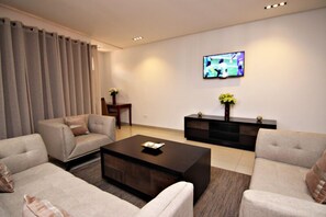 普通套房, 1 張加大雙人床, 非吸煙房, 城市景 | 客廳 | 43 吋平面電視連衛星電視頻道、電視