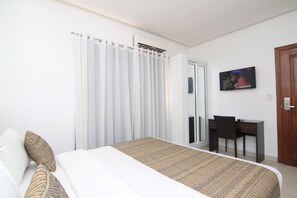 Ropa de cama de alta calidad y caja de seguridad en la habitación