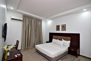 舒適公寓, 2 間臥室, 城市景 | 高級寢具、房內夾萬、書桌、遮光窗簾/窗簾