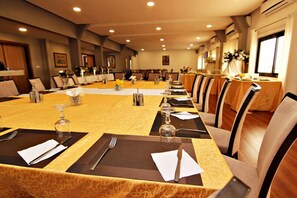 2 restaurants; breakfast, lunch, and dinner served - Les Résidences Mamoune (Dakar)