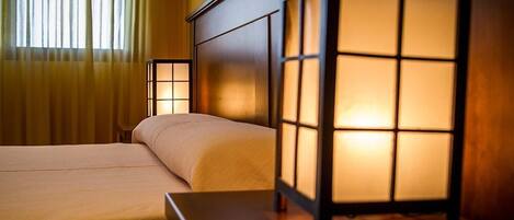 Rideaux occultants, fer et planche à repasser, lits bébé (gratuits)