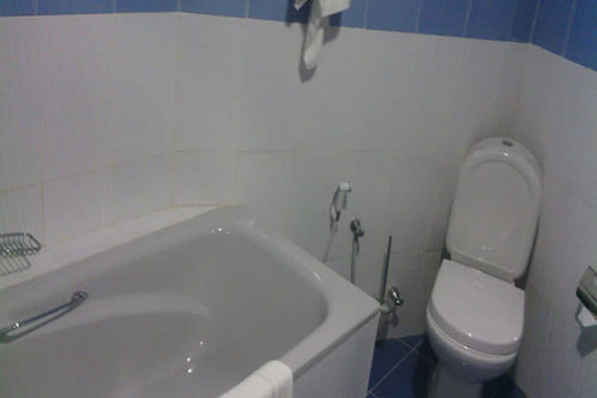 bathtub, free toiletries