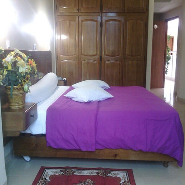 Escritorio, cortinas blackout y tabla de planchar con plancha 