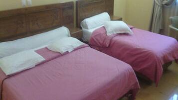 Työpöytä, pimennysverhot, silitysrauta/-lauta