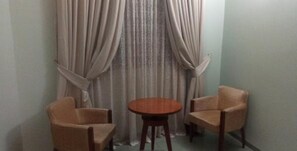 Escritorio, cortinas blackout y tabla de planchar con plancha 