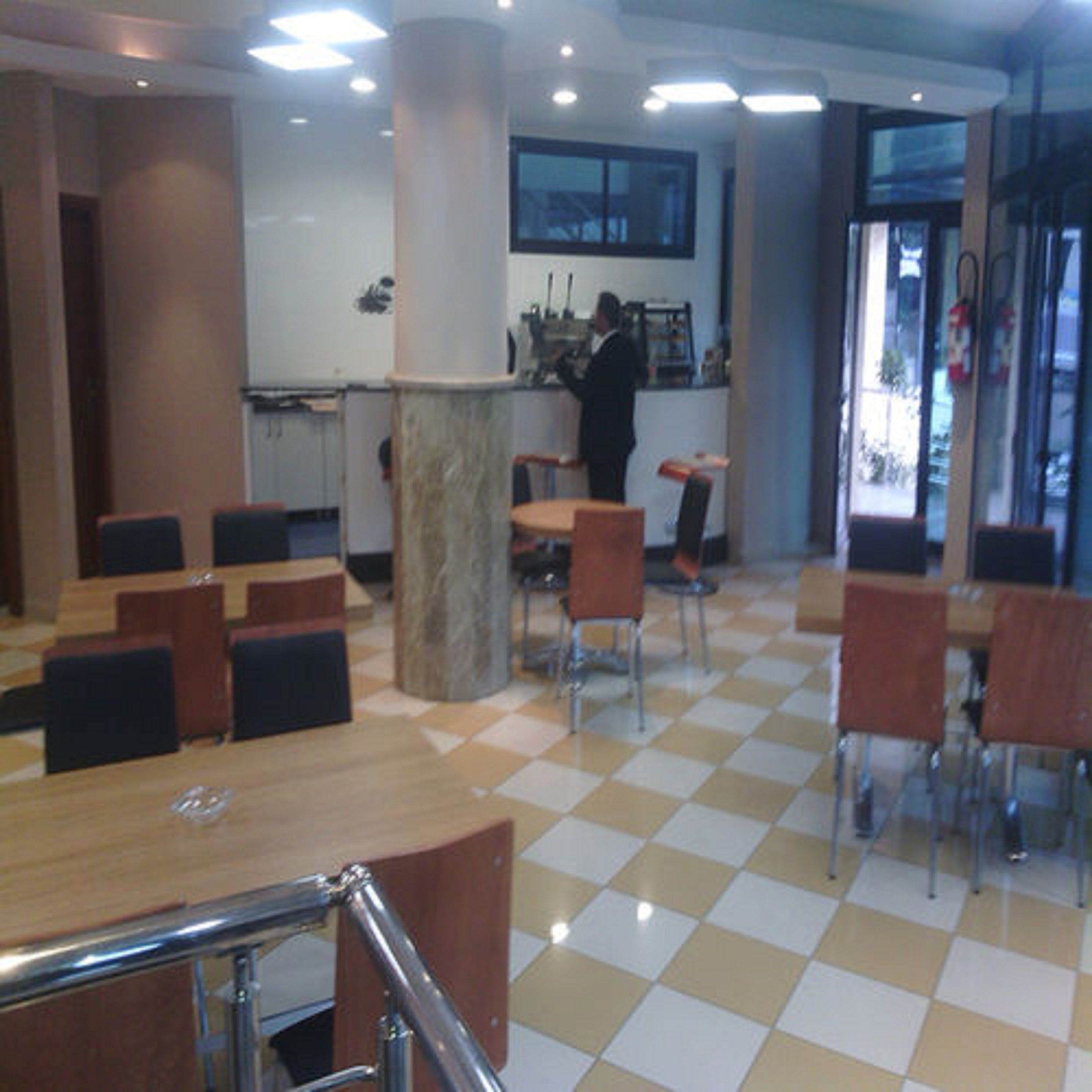 2 restaurants, breakfast, lunch, dinner served; international cuisine