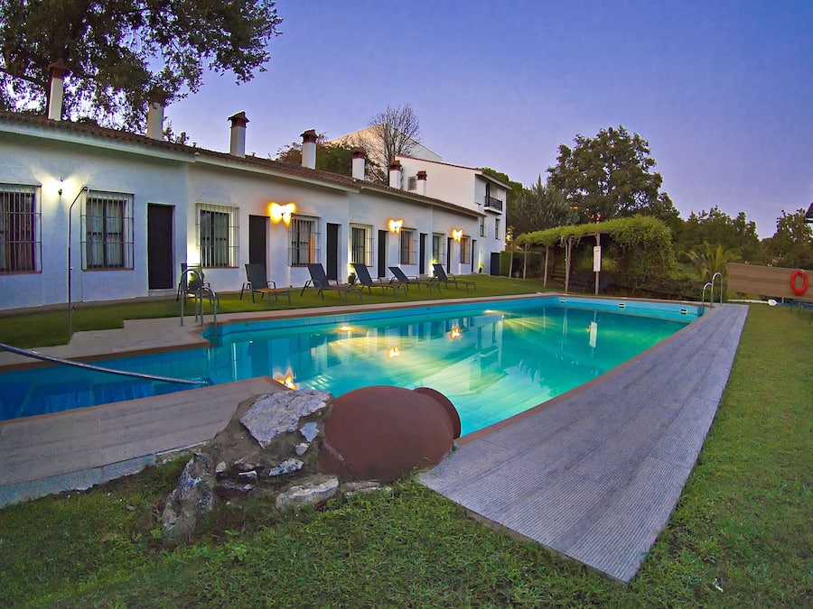 Alberca al aire libre por temporada y camastros