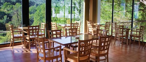 DĂźner et souper servis sur place, cuisine locale