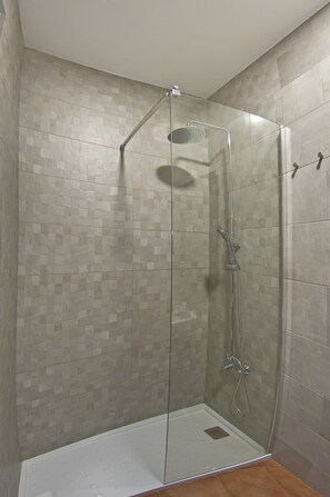 Dreibettzimmer | Badezimmer | Dusche, kostenlose Toilettenartikel, Haartrockner, Bidet
