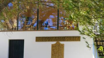En hotelindgang med et skilt, der viser "HOTEL CALARAZA TERRA".