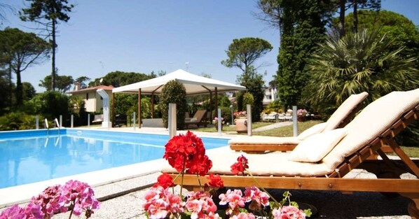 Piscine extérieure (ouverte en saison)