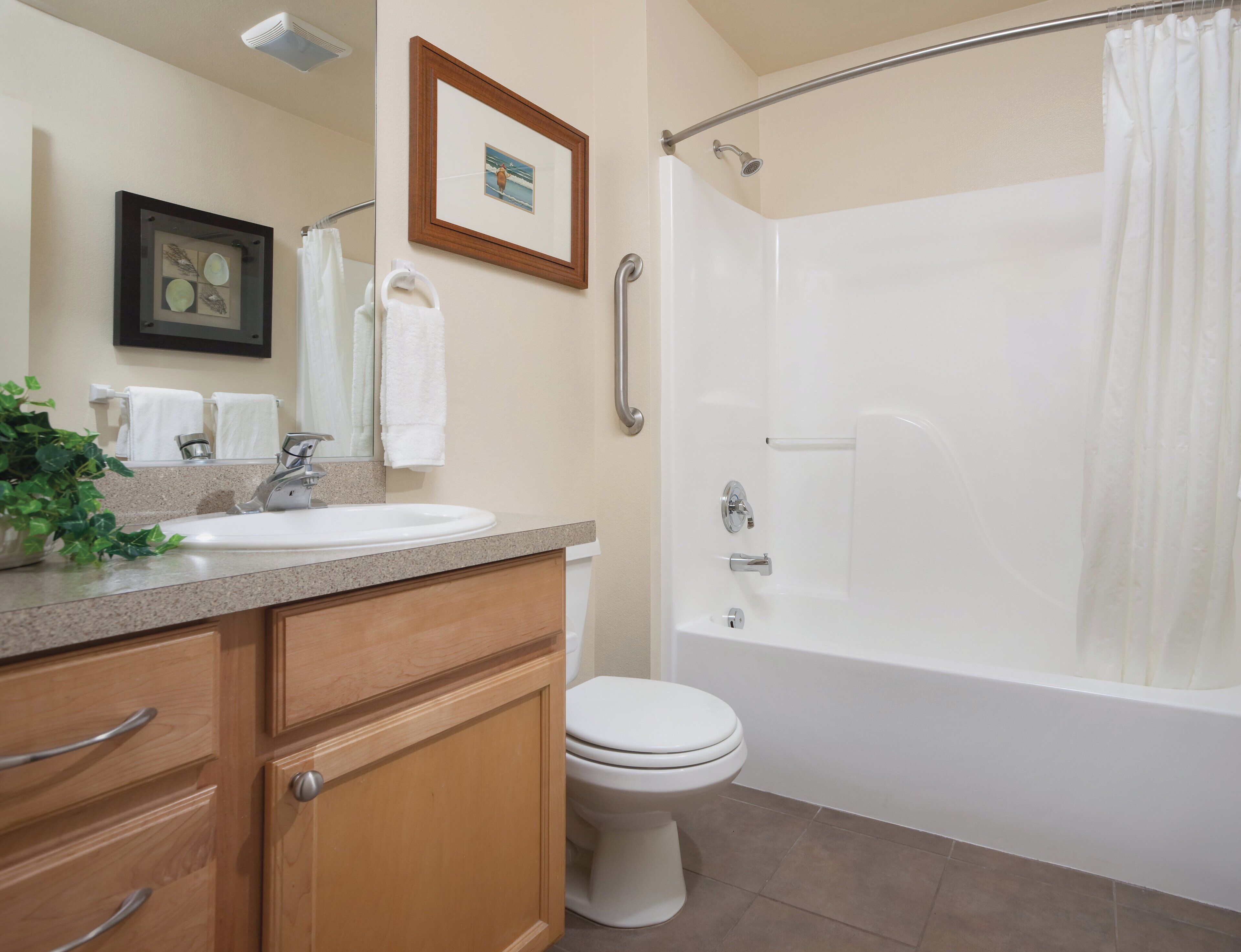 Une salle de bain avec un lavabo, des toilettes et une baignoire.