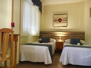 Desk, blackout drapes, soundproofing, free WiFi - Cuatro Caños (Alcala de Henares)