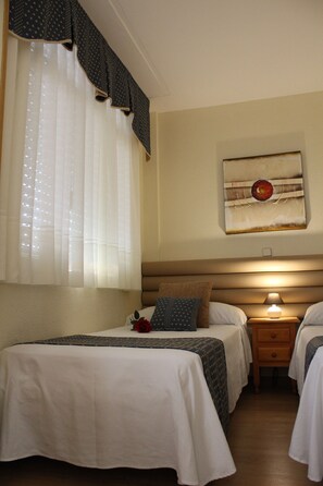 Desk, blackout drapes, soundproofing, free WiFi - Cuatro Caños (Alcala de Henares)