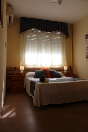 Desk, blackout drapes, soundproofing, free WiFi