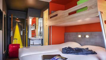Muebles diferentes, escritorio y espacio para trabajar con laptop