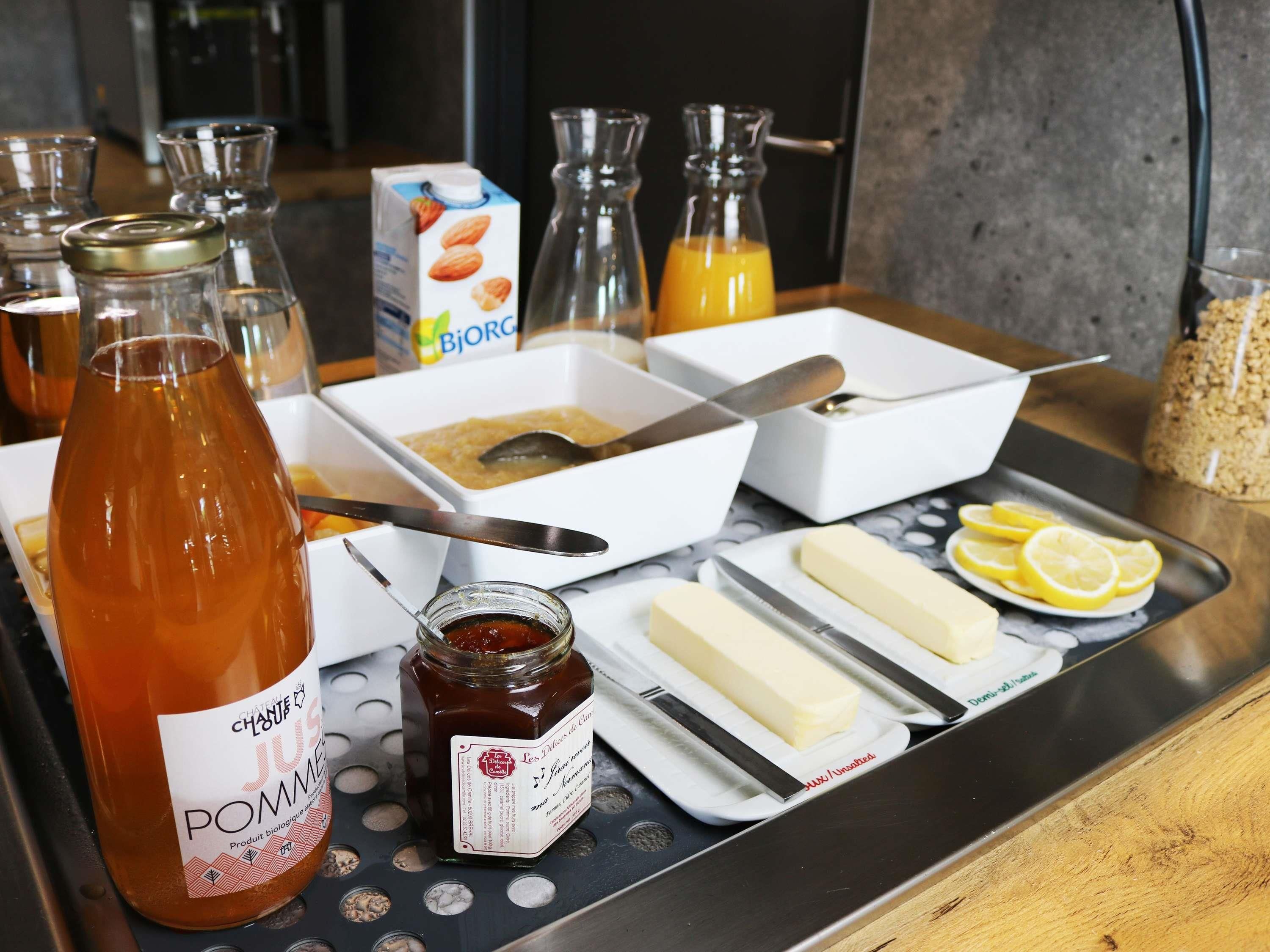 Un bufé de desayuno con diferentes alimentos y acompañamientos.