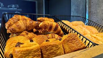 Se ofrece un desayuno bufé todos los días (por un coste adicional)