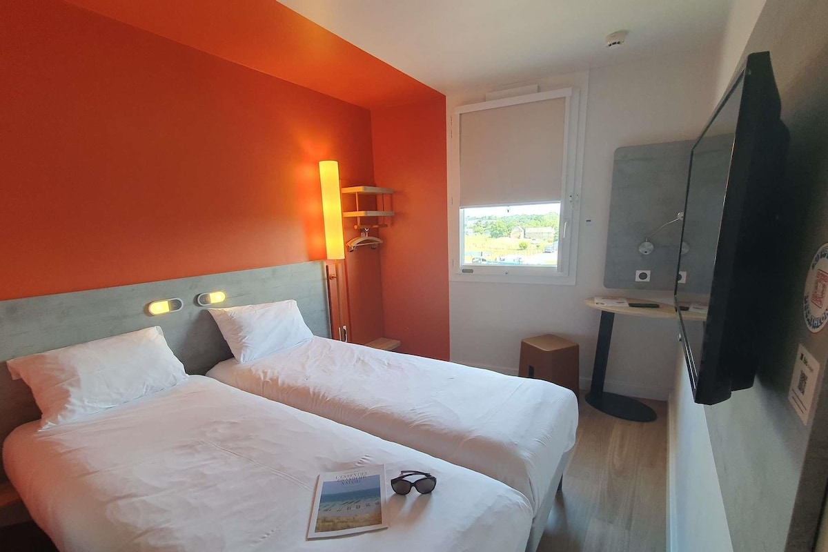 Twin Room, 2 Twin Beds | Desk, laptop workspace, soundproofing, cribs (free)