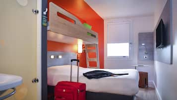 Habitación triple, varias camas | Muebles diferentes, escritorio y espacio para trabajar con laptop