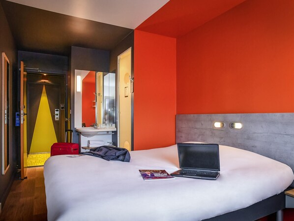Individually furnished, desk, laptop workspace, soundproofing - Ibis Budget Coutances (Coutances)