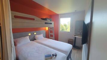 Une chambre avec deux lits, une fenêtre, un téléviseur et une échelle.