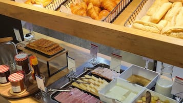 Petit déjeuner buffet (9.00 EUR par personne)