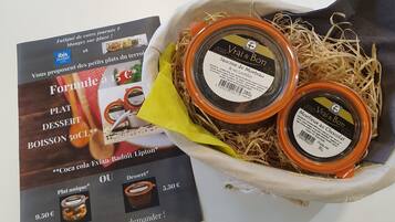 Una cesta con frascos etiquetados 'Vrai & Bon' y una etiqueta de precio de 15€.
