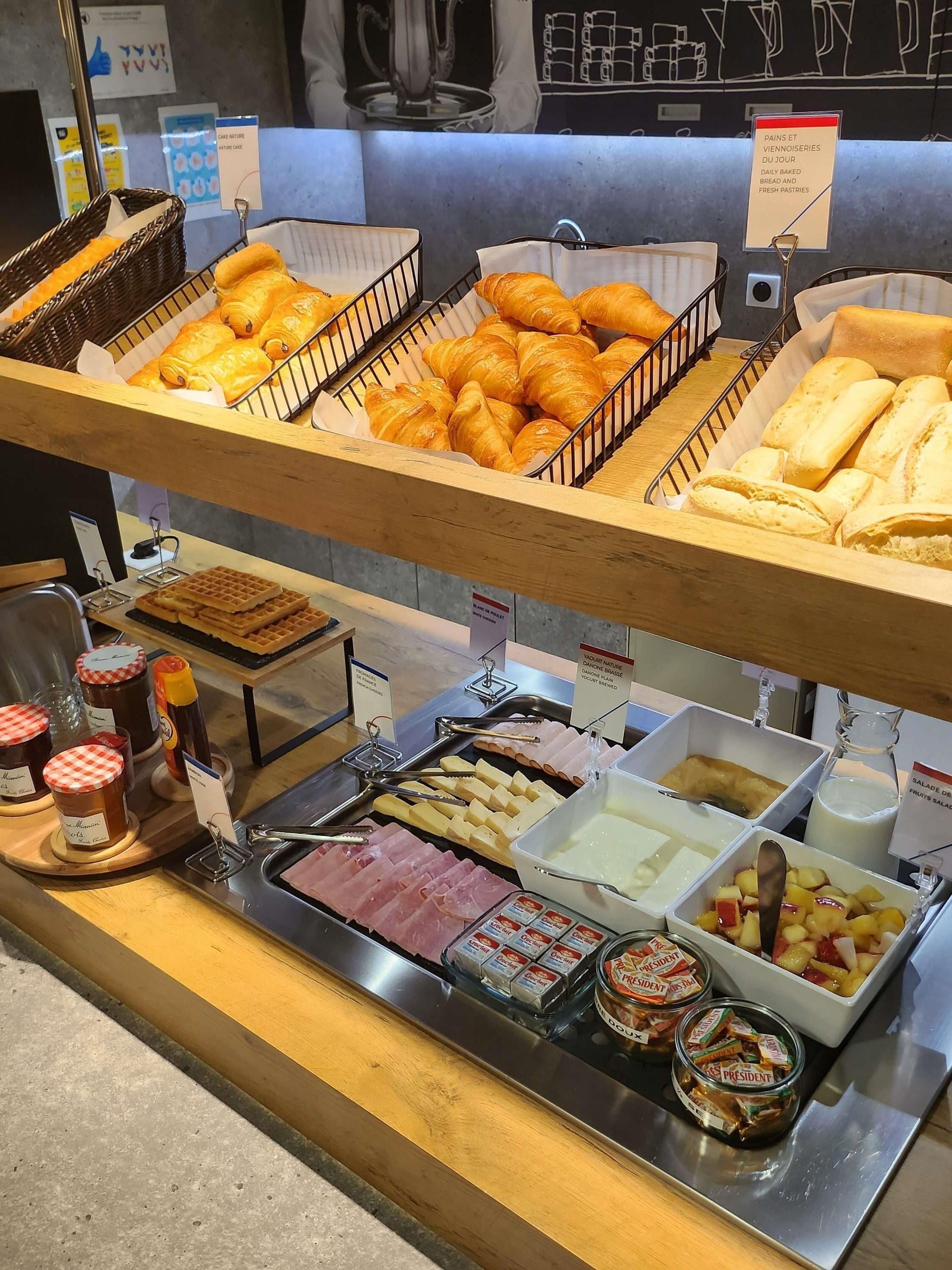 Bữa sáng buffet hàng ngày (9.00 EUR/mỗi người) 