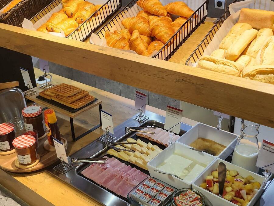 Daily buffet breakfast (EUR 9.00 per person)