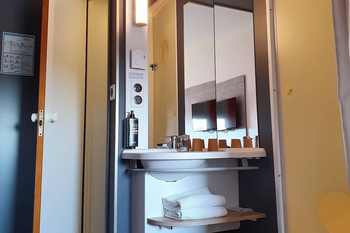 Shower, eco-friendly toiletries, towels