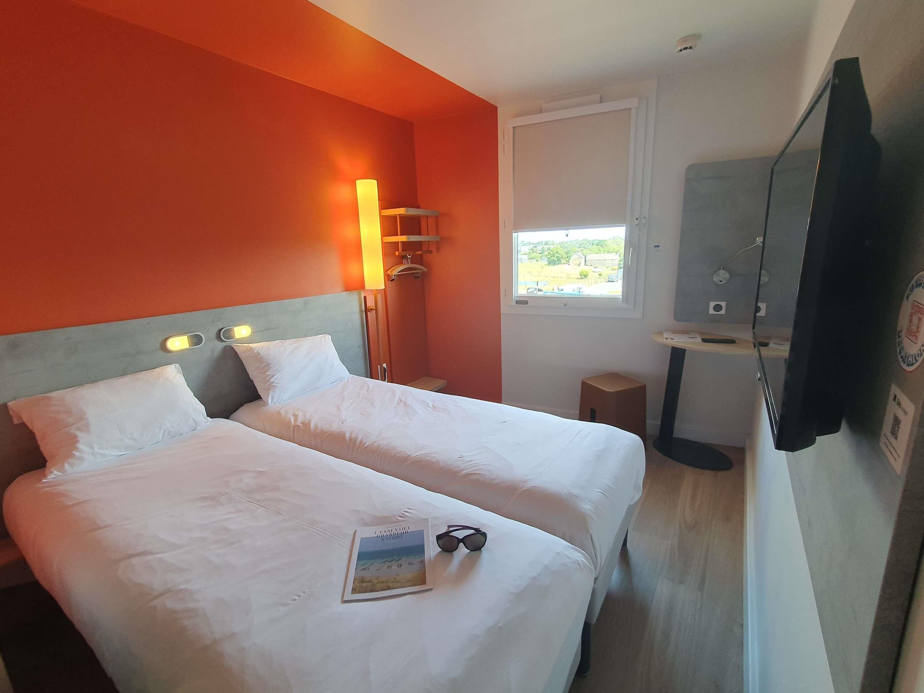 Phòng, 2 giường đơn | Trang bị nội thất với thiết kế riêng biệt, bàn 